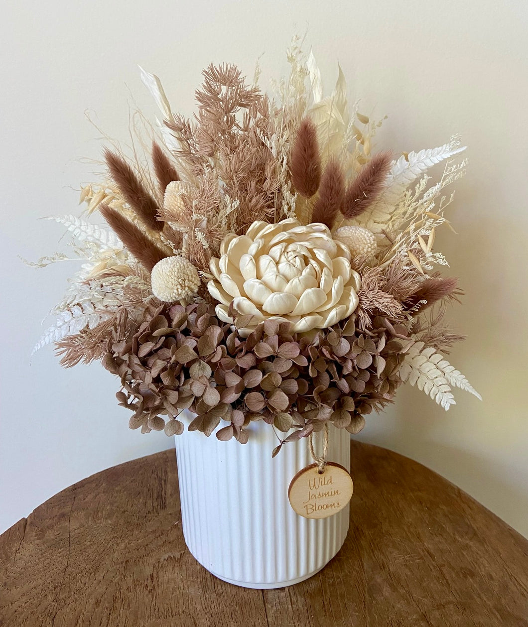 Choc-tan is created using dried, preserved and faux flowers and displayed in a ribbed ceramic pot. It's natural tones of cream, coffee and browns will add a boho vibe to any room in the home or office or is the perfect size for Nursing Homes and Hospitals. Approx size is 30cm x 20cm including pot. Sutherland Shire Delivery. Sydney wide delivery. Australia wide delivery.