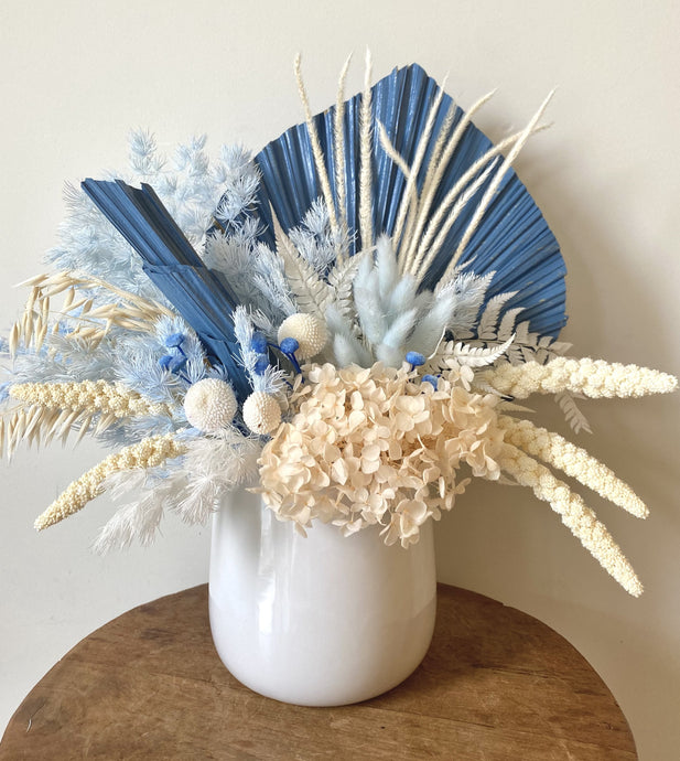 Dried Flowers. Posy dried. Dried flower arrangement.Dried flowers delivered Sutherland Shire. Dried flowers delivered Sydney. Dried flower gifts.Custom design flower arrangements.