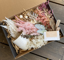 Load image into Gallery viewer, Dried Flowers. Posy dried. Dried flower arrangement.Dried flowers delivered Sutherland Shire. Dried flowers delivered Sydney. Dried flower gifts.Custom design flower arrangements. DIY flower kits. DIY dried flower gift box.
