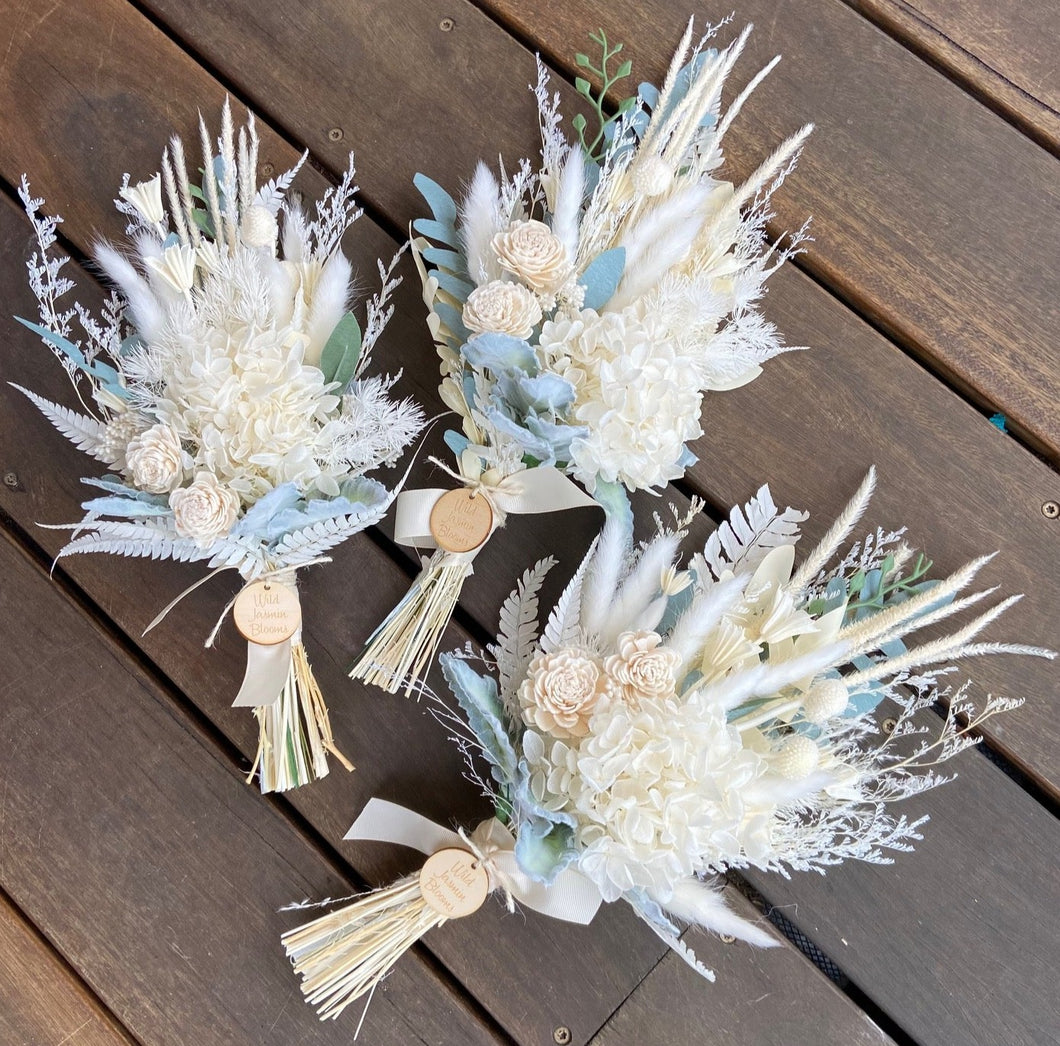 Snow White Bouquet is created using dried, preserved and faux flowers. It is a perfect spray to lay on a coffee table or pop into a vase. This is a popular one for presentation gifts like graduations!  Approx length is 35cm including stems. Sutherland Shire delivery, Sydney wide delivery, Australia wide delivery.